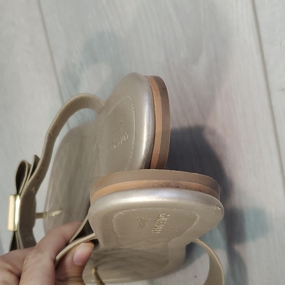 Cole Haan Womens T strap Gold Bow Sandals Flats Flip flop shoes sz 9.5B - Picture 6 of 10